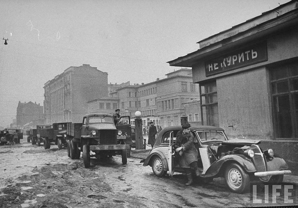 Бензоколонка на Плющихе в Москве, 1947 год