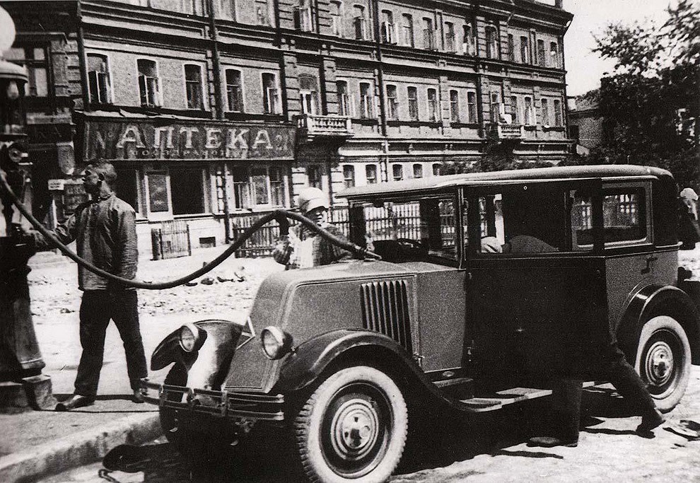 “Рено” В. Маяковского на бензоколонке, 1929 год